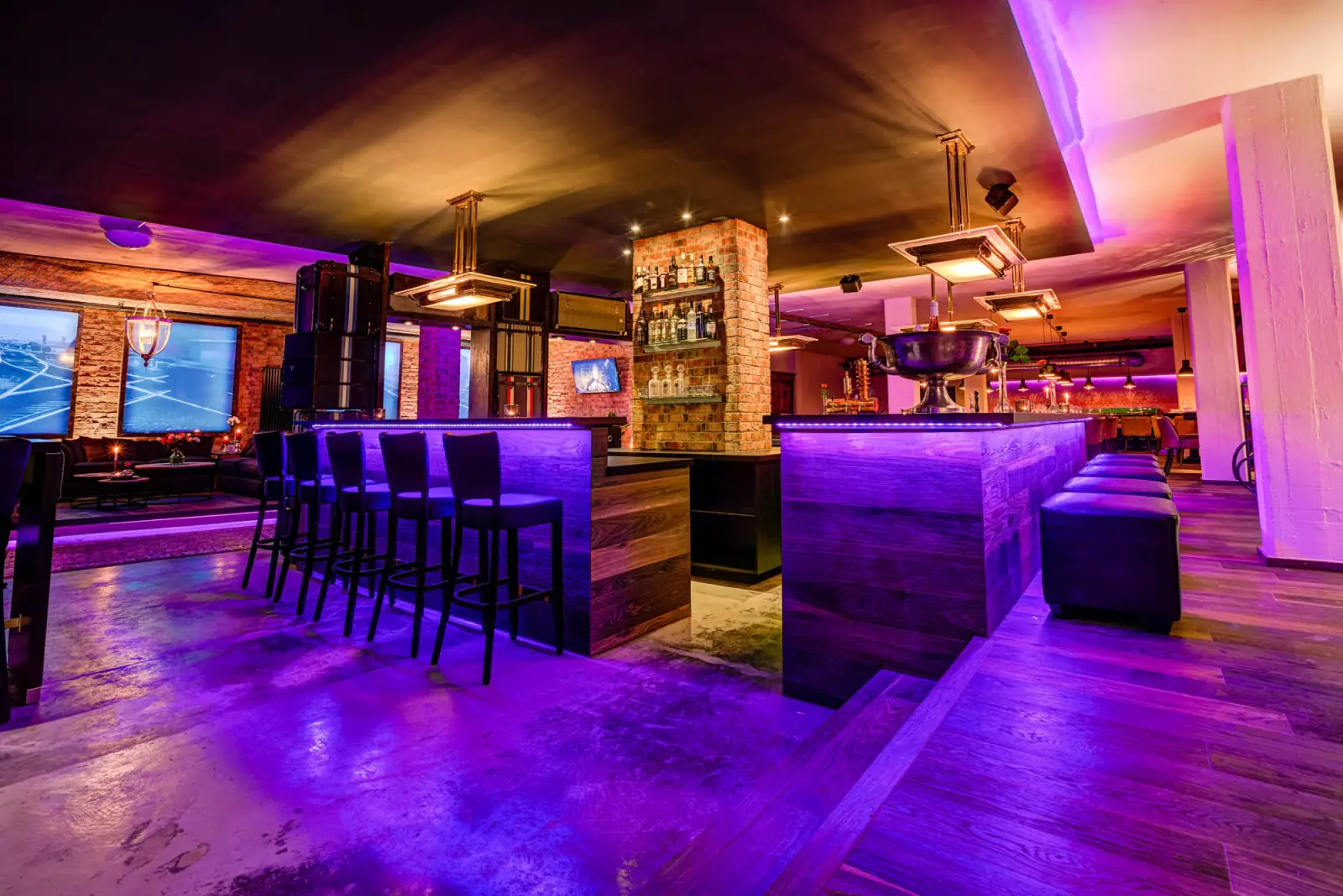 Gleis 9 — Bar-Atmosphäre in Lila bei Nacht