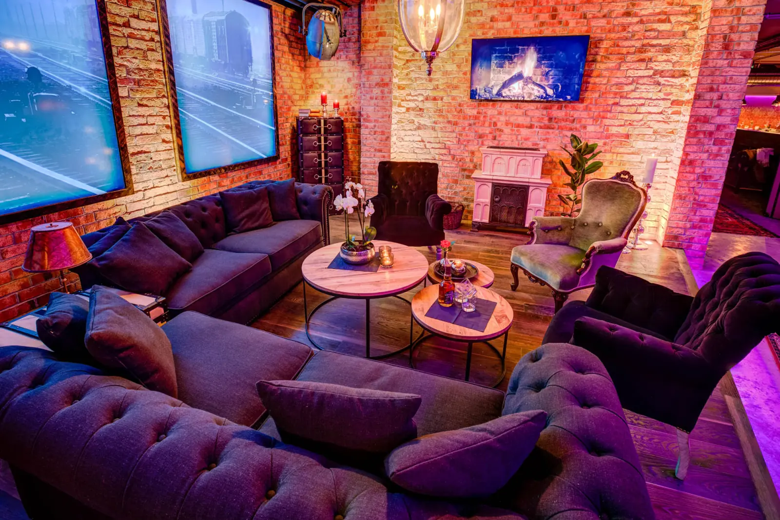 Lounge mit Kaminfeuer am Abend